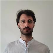 Laureato in Filosofia impartisce lezioni online a chiunque sia interessato alla materia.